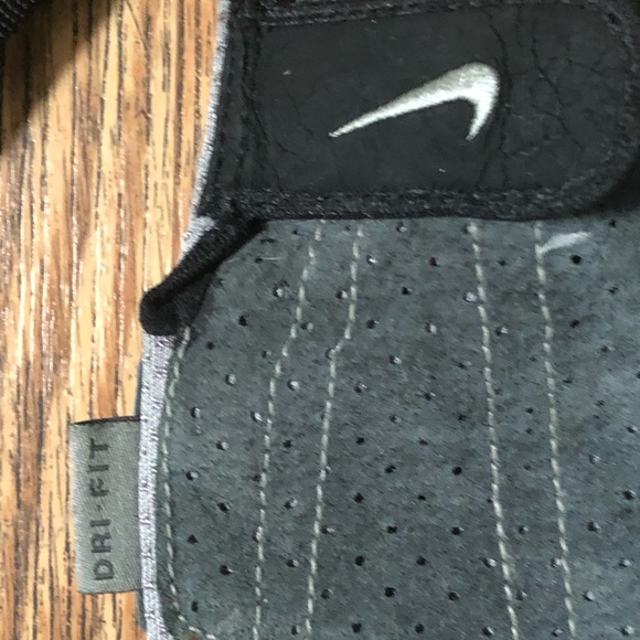 🏋🏼‍♀️🌞Nike Workout Gloves & Zippered Gym Belt - Picture 3 of 3